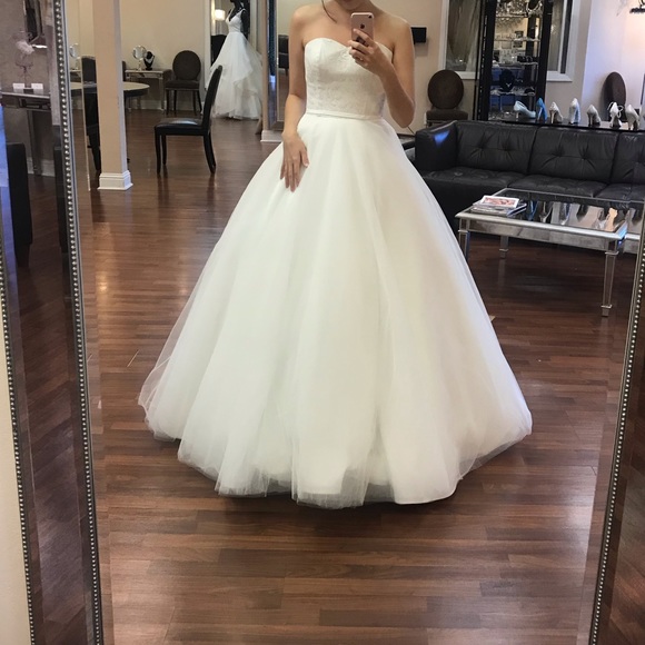 Wedding dress - Picture 3 of 8